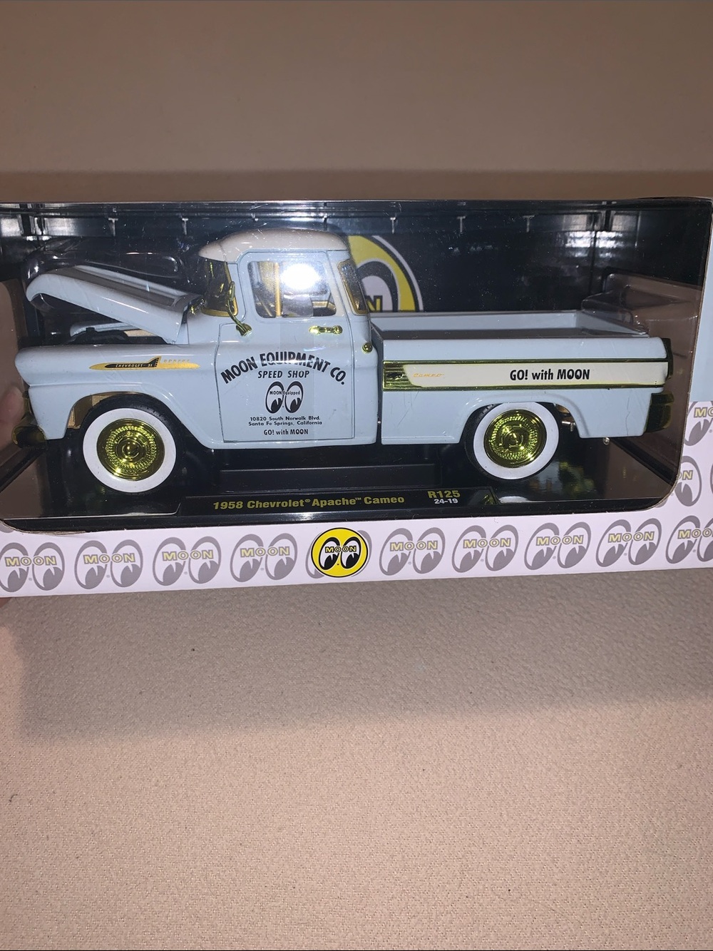 M2 Machines Chase Moon Equipment Moon Eyes 1958 Chevrolet Apache Cameo  Truck